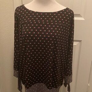 the limited 2x slit sleeve top black background geometric red cream print